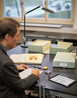 Les originaux des archives du Cabinet des estampes peuvent être consultés sur place.